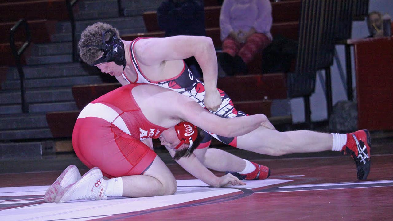 Warrior wrestling falls in first round of state duals